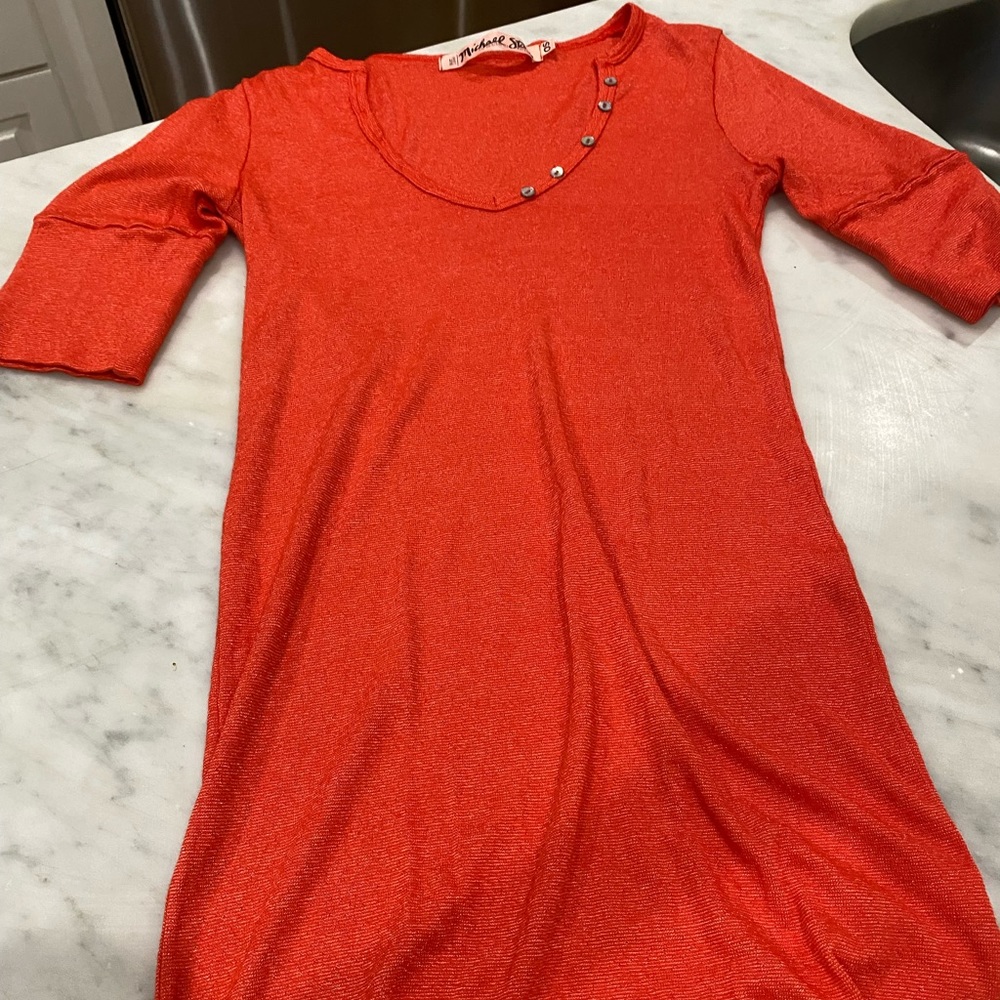 Michael Star’s long orange tee
